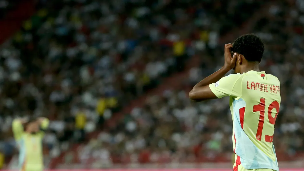 Lamine Yamal lamenta una ocasión fallada en el Serbia - España