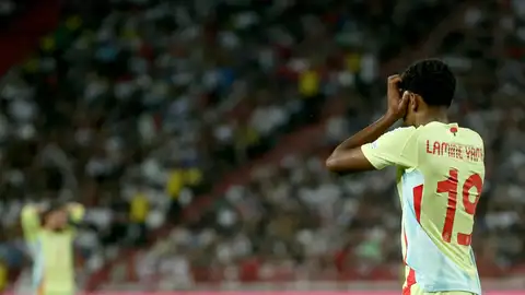 Lamine Yamal lamenta una ocasión fallada en el Serbia - España Lamine Yamal lamenta una ocasión fallada en el Serbia - España