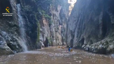 Efectivos de los servicios de emergencia durante el operativo de b&uacute;squeda del excursionista desaparecido en el Torrent de Pareis.