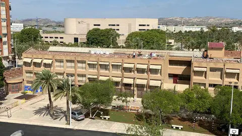 Obras en la cubierta del Colegio público Miguel de Cervantes de Elche. Obras en la cubierta del Colegio público Miguel de Cervantes de Elche.