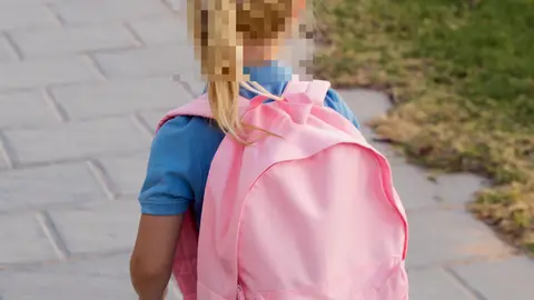 Una niña con una mochila de camino al colegio. Una niña con una mochila de camino al colegio.