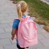 Una niña con una mochila de camino al colegio.