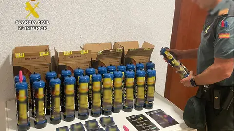 Un agente de la Guardia Civil con las bombonas interceptadas Un agente de la Guardia Civil con las bombonas interceptadas