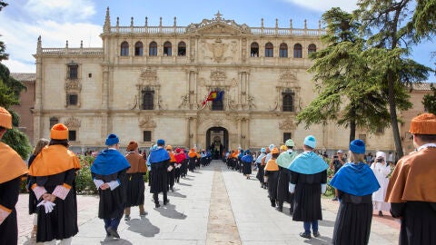 Comitiva acad&eacute;mica entrando en el Rectorado de la Universidad de Alcal&aacute;