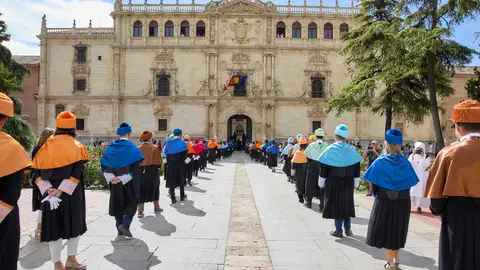 La Universidad de Alcalá celebra hoy su solemne acto de apertura del curso académico 2024-2025 Comitiva académica entrando en el Rectorado de la Universidad de Alcalá