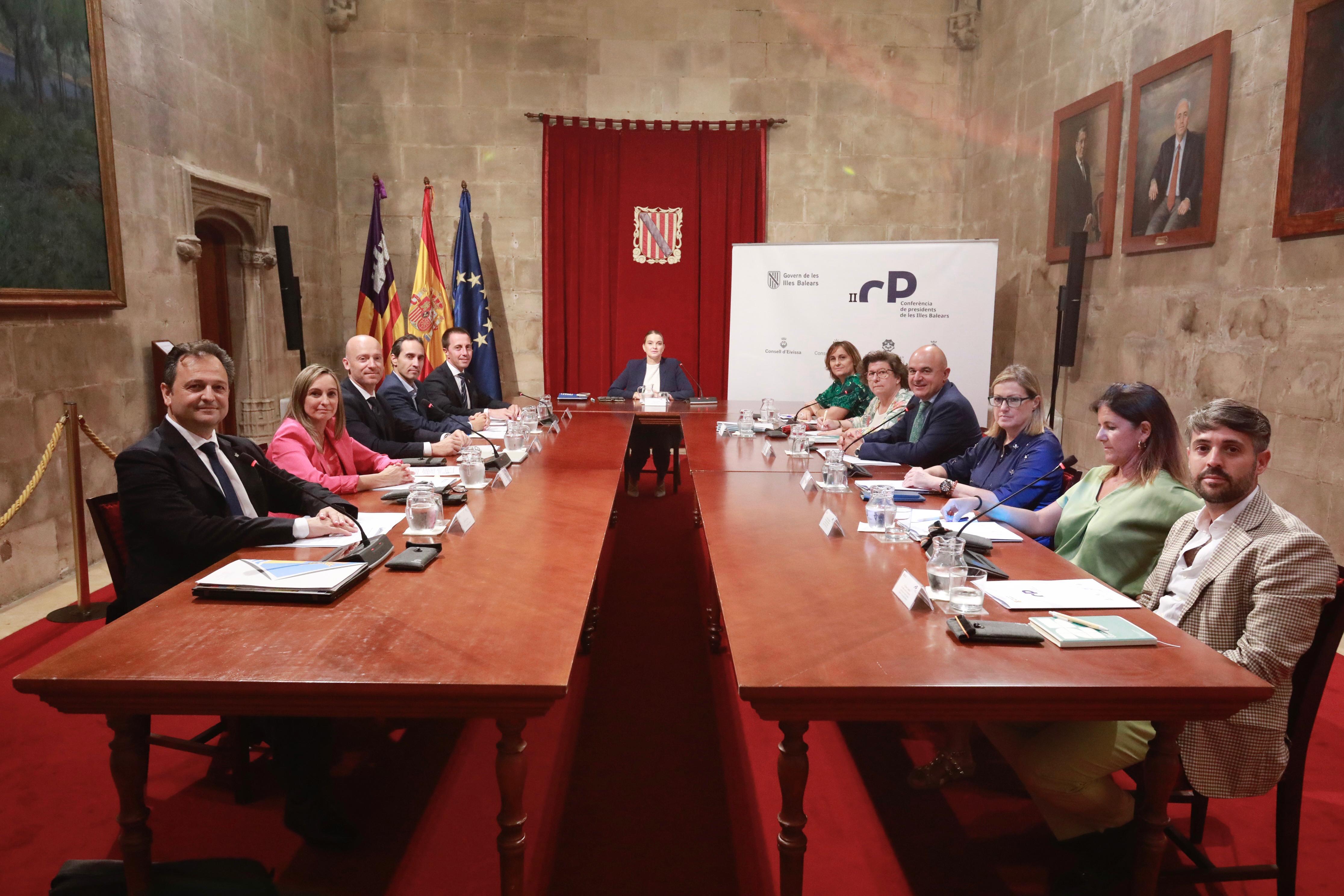 Govern y Consells advierten de la presión migratoria que sufre Baleares: "No podemos seguir atendiendo a los menores en condiciones dignas" Govern y Consells advierten de la presión migratoria que sufre Baleares: "No podemos seguir atendiendo a los menores en condiciones dignas"