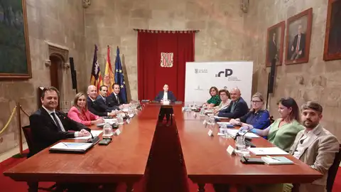La presidenta del Govern, Marga Prohens, preside la reunión de la Conferencia de presidentes insulares. La presidenta del Govern, Marga Prohens, preside la reunión de la Conferencia de presidentes insulares.