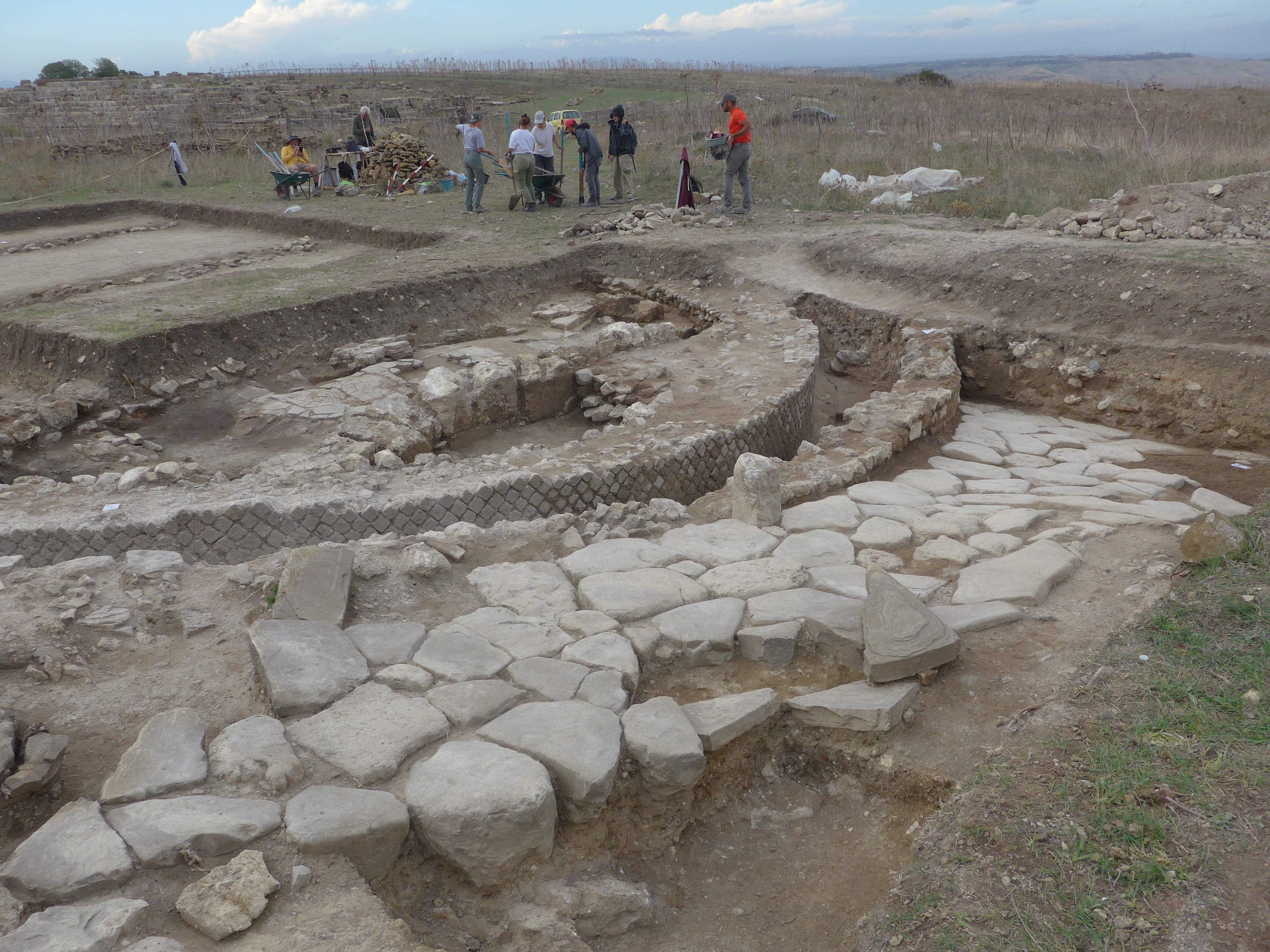Estudiantado y profesorado del Grado en Historia y Patrimonio de la UJI participa en las excavaciones de la civita di Tarquinia (Italia) Estudiantado y profesorado del Grado en Historia y Patrimonio de la UJI participa en las excavaciones de la civita di Tarquinia (Italia)