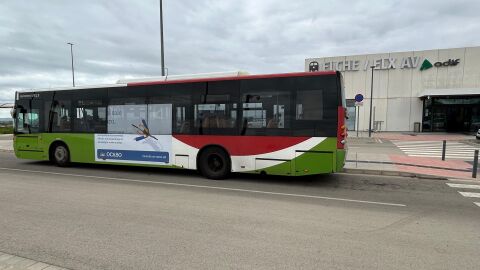 Autobús en la estación del AVE de Elche.