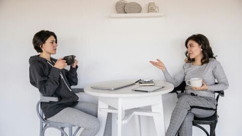 Dos mujeres conversando en una imagen de archivo