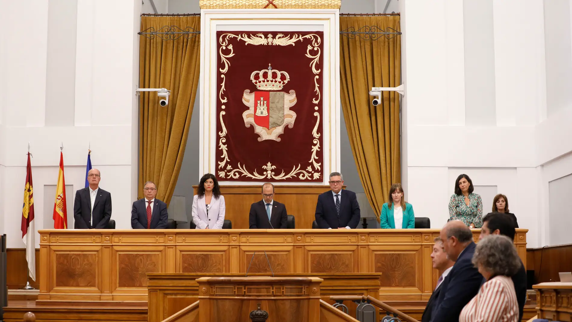 Guardan minuto de silencio en las Cortes Regionales por las víctimas de los crímenes de Mocejón y Otero Guardan minuto de silencio en las Cortes Regionales por las víctimas de los crímenes de Mocejón y Otero