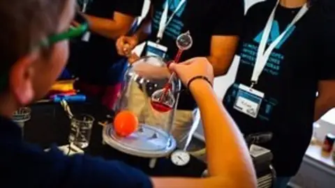 La Universidad de Extremadura celebrará el 26 de septiembre una noche "previa" de los investigadores para centros educativos La Universidad de Extremadura celebrará el 26 de septiembre una noche "previa" de los investigadores para centros educativos