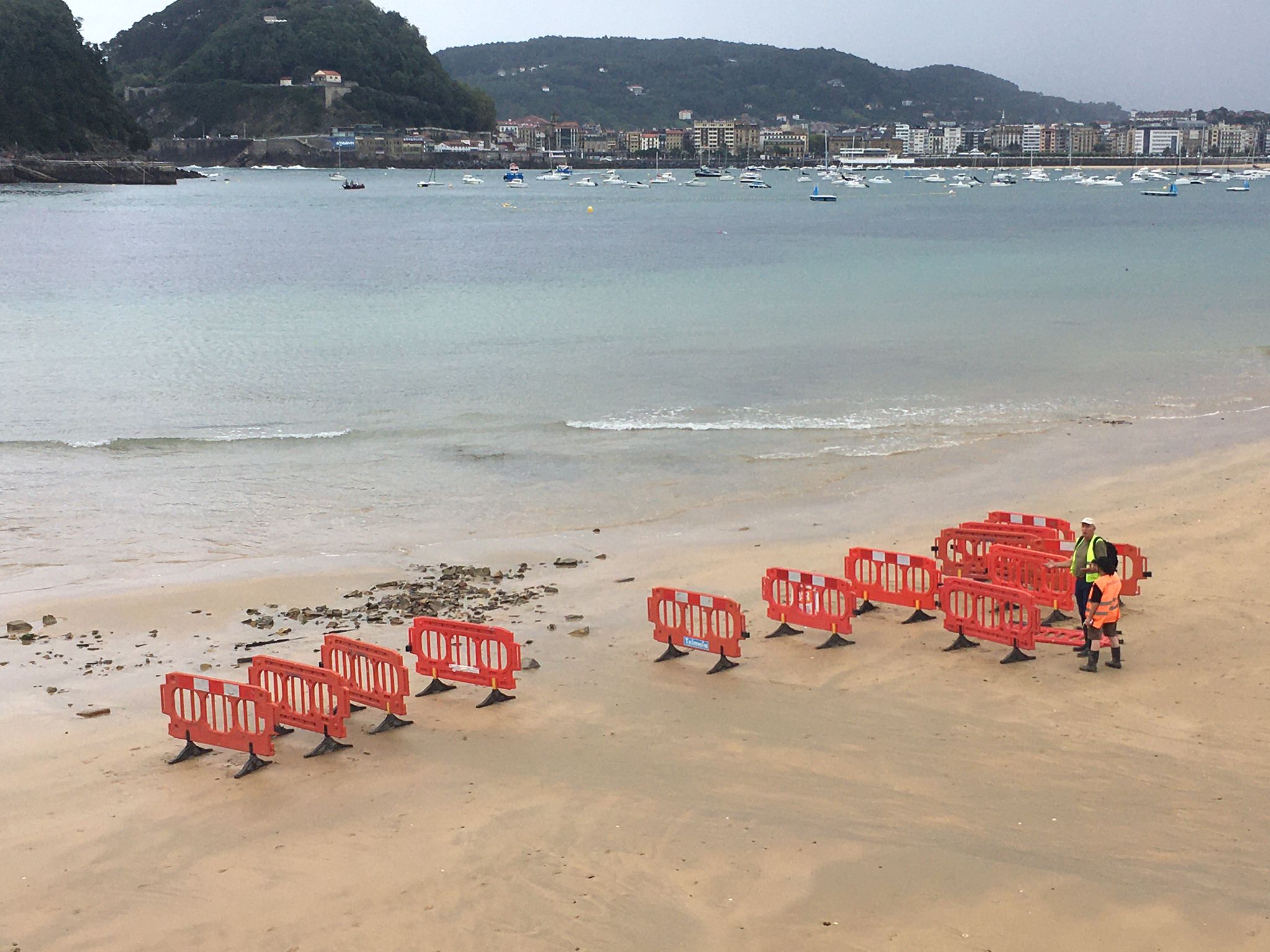 Gipuzkoa investiga los restos de un barco en la playa de Ondarreta Gipuzkoa investiga los restos de un barco en la playa de Ondarreta