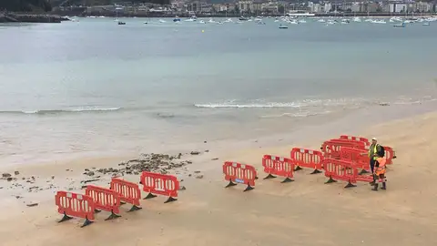 Operarios protegiendo la zona de trabajo Operarios protegiendo la zona de trabajo