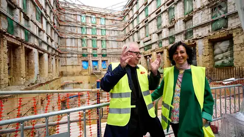 La presidenta del Grupo Santander, Ana Botín, y el arquitecto de la obra, David Chipperfield, en el edifico Pereda La presidenta del Grupo Santander, Ana Botín, y el arquitecto de la obra, David Chipperfield, en el edifico Pereda