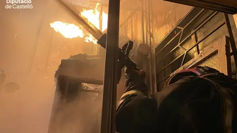 Un incendio de cinco viviendas en Vila-real obligó al desalojo de los vecinos de los dos bloques de pisos Un incendio de cinco viviendas en Vila-real obligó al desalojo de los vecinos de los dos bloques de pisos