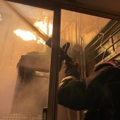 Un incendio de cinco viviendas en Vila-real obligó al desalojo de los vecinos de los dos bloques de pisos