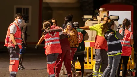 Dos migrantes llegan a un puerto de La Restinga tras ser rescatados por Salvamento Marítimo cuando iban en una patera, a 4 de septiembre de 2024, en El Hierro, Santa Cruz de Tenerife, Canarias (España). Dos migrantes llegan a un puerto de La Restinga tras ser rescatados por Salvamento Marítimo cuando iban en una patera, a 4 de septiembre de 2024, en El Hierro, Santa Cruz de Tenerife, Canarias (España).