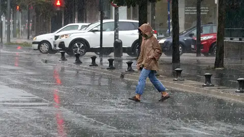 Una mujer sorprendida por la lluvia como consecuencia de las fuertes tormentas Una mujer sorprendida por la lluvia como consecuencia de las fuertes tormentas