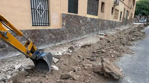 Trabajos de renovación de aceras en una calle de Elche. Trabajos de renovación de aceras en una calle de Elche.