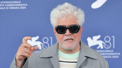 El director Pedro Almod&oacute;var posa en el photocall de la Mostra de Venecia 2024 para presentar 'La habitaci&oacute;n de al lado'