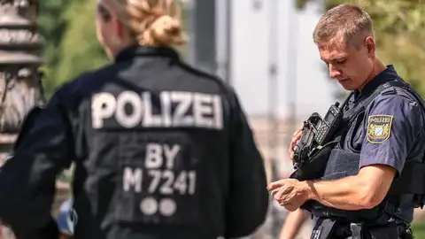 Policía alemanes aseguran la zona donde se han producido el tiroteo Policía alemanes aseguran la zona donde se han producido el tiroteo/ EFE/EPA/ANNA SZILAGYI