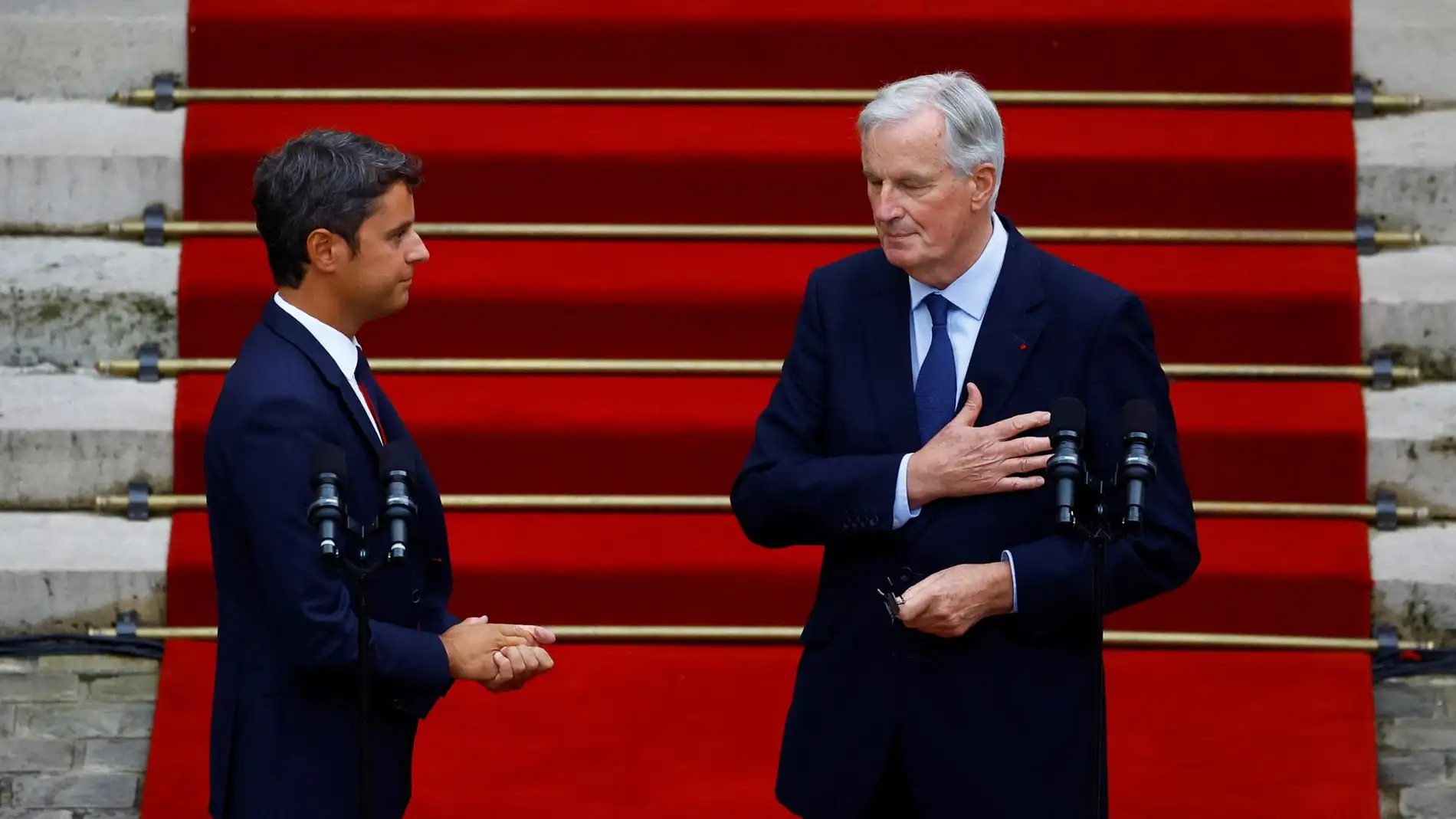 El primer ministro saliente de Francia, Gabriel Attal, y el recién nombrado primer ministro Michel Barnier El primer ministro saliente de Francia, Gabriel Attal, y el recién nombrado primer ministro Michel Barnier