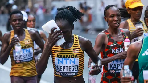 Imagen de archivo de la atleta ugandesa Rebecca Cheptegei (2ª I) durante el Campeonato Mundial de Atletismo en Budapest, Hungría, el 26 de agosto de 2023. Imagen de archivo de la atleta ugandesa Rebecca Cheptegei (2ª I) durante el Campeonato Mundial de Atletismo en Budapest, Hungría, el 26 de agosto de 2023./ EFE/EPA/Istvan Derencsenyi H