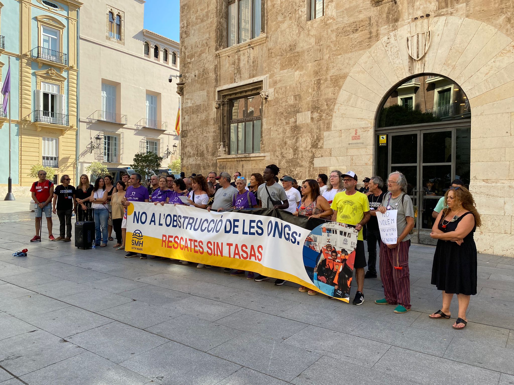 La Generalitat se sentará a negociar las tasa portuarias con los barcos de ayuda humanitaria La Generalitat se sentará a negociar las tasa portuarias con los barcos de ayuda humanitaria