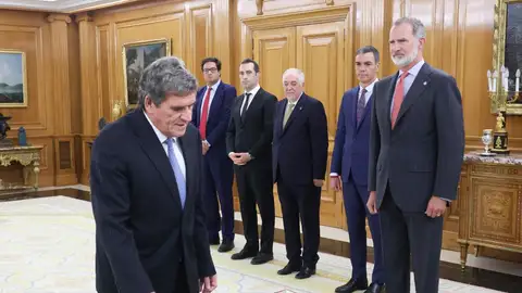 José Luis Escrivá promete su cargo ante el rey, el presidente del Gobierno, el presidente del Constitucional, el ministro de Economía y el nuevo ministro de Transformación Digital, Óscar López José Luis Escrivá promete su cargo ante el rey, el presidente del Gobierno, el presidente del Constitucional, el ministro de Economía y el nuevo ministro de Transformación Digital, Óscar López/ @CasaReal
