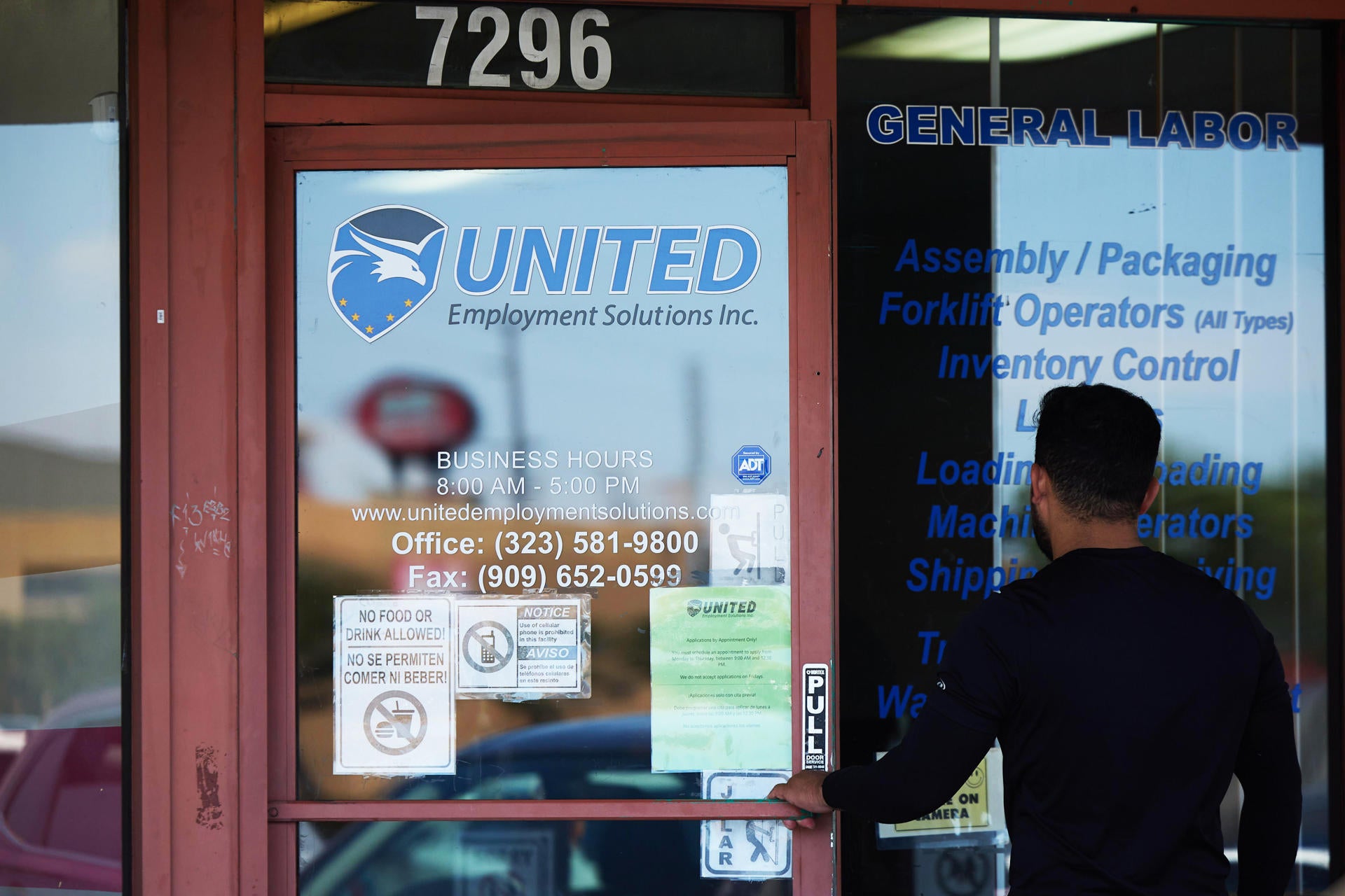 Estados Unidos registra 142.000 nuevos empleos en agosto y la tasa de paro cae al 4,2% Estados Unidos registra 142.000 nuevos empleos en agosto y la tasa de paro cae al 4,2%