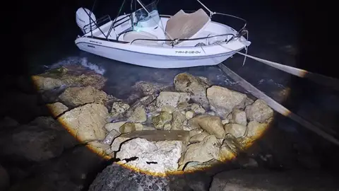 La pequeña embarcación encallada La pequeña embarcación encallada