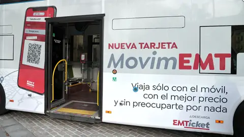 Bus vinilado con publicidad del nuevo bono monedero