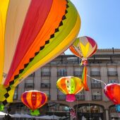 Globos en una de edición de las Fiestas Mayores de Elda. 