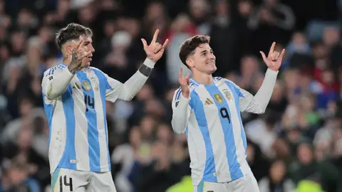 Argentina golea a Chile y se afianza como líder Argentina golea a Chile y se afianza como líder