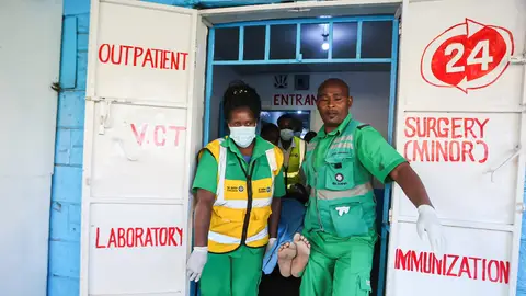 Trabajadores del servicio de emergencias en Kenia Trabajadores del servicio de emergencias en Kenia