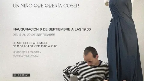 El torrejonero Joel Corpas expone sus creaciones en el Museo de la Ciudad hasta el 22 de septiembre Cartel de la exposición "Corpas, un niño que quería coser"