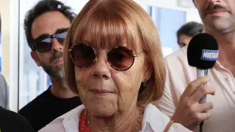 Gisele Pelicot, en el momento de abandonar el tribunal Gisele Pelicot, en el momento de abandonar el tribunal/ EFE/EPA/GUILLAUME HORCAJUELO