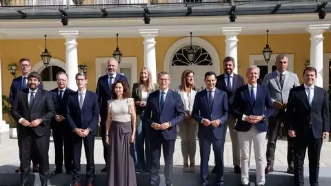 El líder del PP, Alberto Núñez Feijóo, posa para una foto de familia con los presidentes autonómicos de su partido El líder del PP, Alberto Núñez Feijóo, posa para una foto de familia con los presidentes autonómicos de su partido/ EFE/ J.P.gandul+
