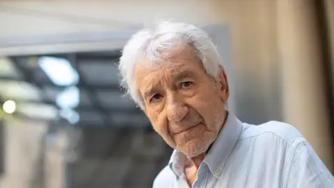 José Sacristán posa este lunes en el Teatre Romea de Barcelona durante la presentación a los medios de 'La colección', una obra escrita y dirigida por Juan Mayorga José Sacristán posa este lunes en el Teatre Romea de Barcelona durante la presentación a los medios de 'La colección', una obra escrita y dirigida por Juan Mayorga