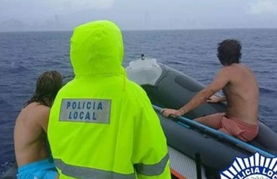 La policía Local de Benidorm rescata a dos personas sorprendidos por la tormenta del miércoles cuando practicaban kayak La policía Local de Benidorm rescata a dos personas sorprendidos por la tormenta del miércoles cuando practicaban kayak