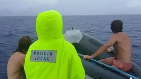 La policía Local de Benidorm rescata a dos personas sorprendidos por la tormenta del miércoles cuando practicaban kayak La policía Local de Benidorm rescata a dos personas sorprendidos por la tormenta del miércoles cuando practicaban kayak