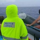 La policía Local de Benidorm rescata a dos personas sorprendidos por la tormenta del miércoles cuando practicaban kayak