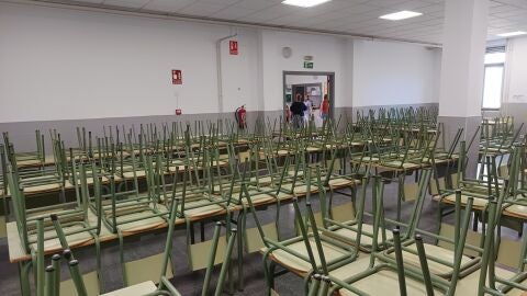 Aula preparada para el inicio de las clases en un colegio de Elche.