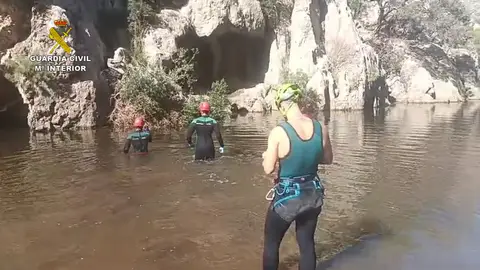 Buzos del Grupo Especial de Actividades Subacuáticas (GEA) de la Guardia Civil localizan el cuerpo del excursionista desaparecido en el Torrent de Pareis, en Mallorca Buzos del Grupo Especial de Actividades Subacuáticas (GEA) de la Guardia Civil localizan el cuerpo del excursionista desaparecido en el Torrent de Pareis, en Mallorca