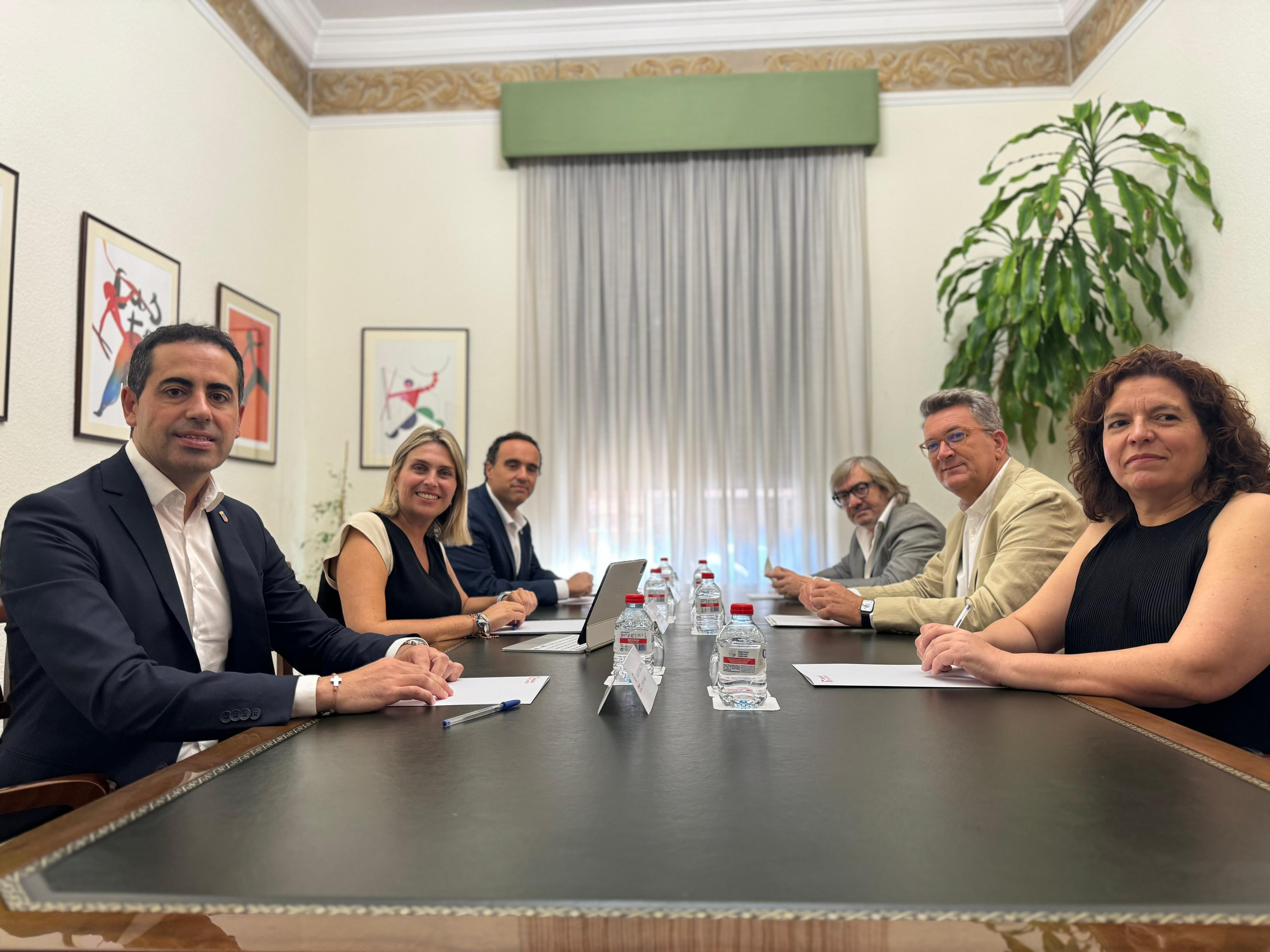 Martínez Mus y Barrachina pactan la recatalogación de las carreteras de titularidad municipal Martínez Mus y Barrachina pactan la recatalogación de las carreteras de titularidad municipal