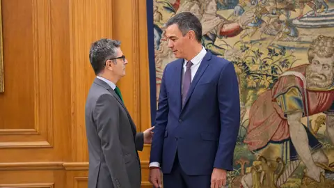 El presidente del Gobierno, Pedro Sánchez (d), habla con el ministro de la Presidencia, Justicia y Relaciones con las Cortes, Félix Bolaños El presidente del Gobierno, Pedro Sánchez (d), habla con el ministro de la Presidencia, Justicia y Relaciones con las Cortes, Félix Bolaños/ EFE/ Borja Sánchez-Trillo