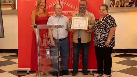 Miguel Ángel Morales recibe el galardón de "Extremeño del año" otorgado por la asociación "Zurbarán" de Badalona Miguel Ángel Morales recibe el galardón de "Extremeño del año" otorgado por la asociación "Zurbarán" de Badalona