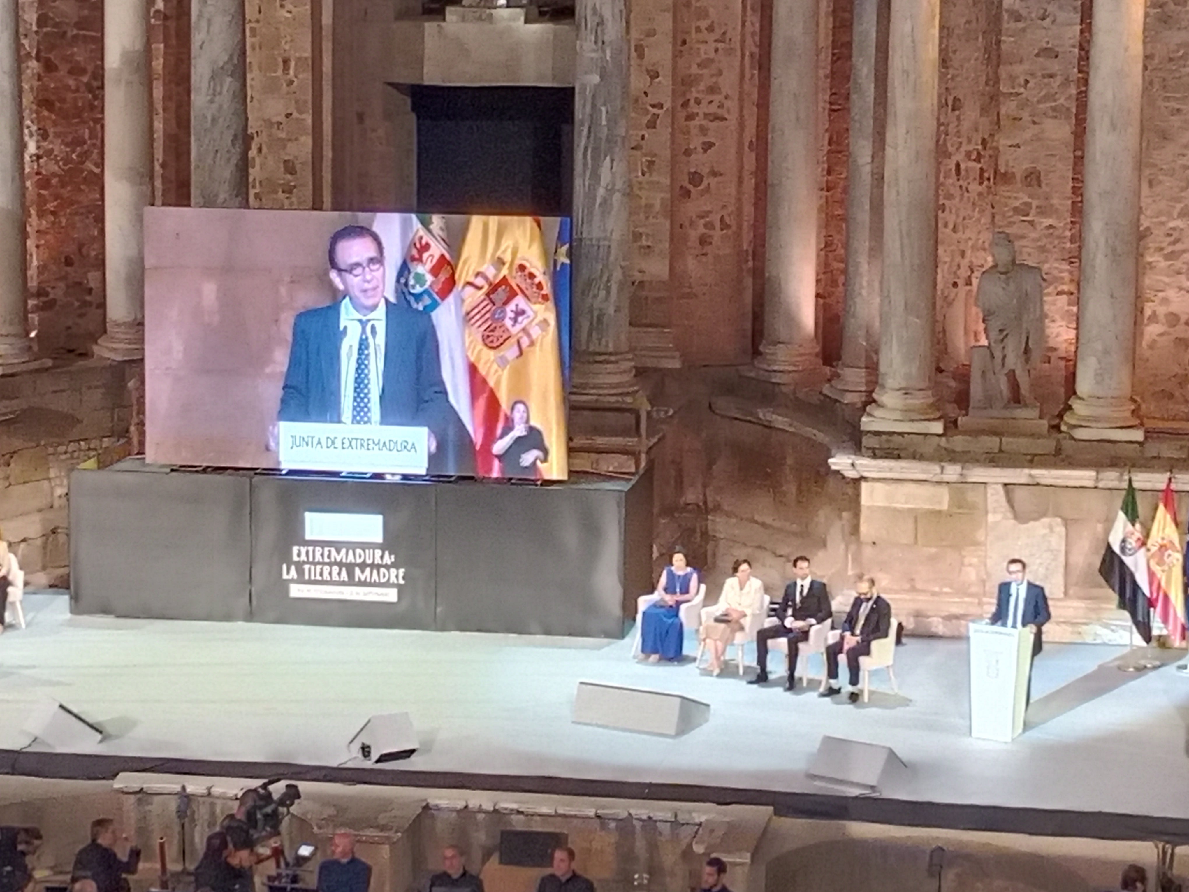 Escucha aquí el discurso íntegro de Diego Doncel, discurso ciudadano en el acto de entrega de las medallas de Extremadura 2024 Escucha aquí el discurso íntegro de Diego Doncel, discurso ciudadano en el acto de entrega de las medallas de Extremadura 2024