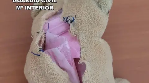 Imagen del peluche con la cocaína rosa en su interior. Imagen del peluche con la cocaína rosa en su interior.